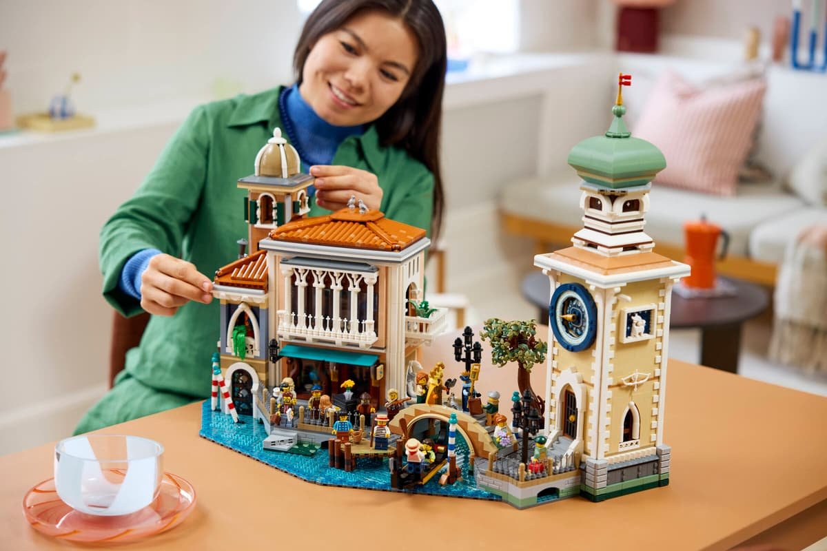 The completed Venetian Neighbourhood set on a table