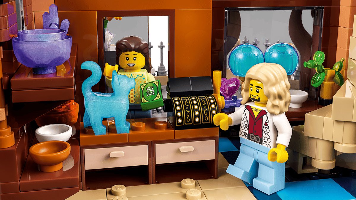 The glass shop counter with a cash register, a glass cat and two minifigures