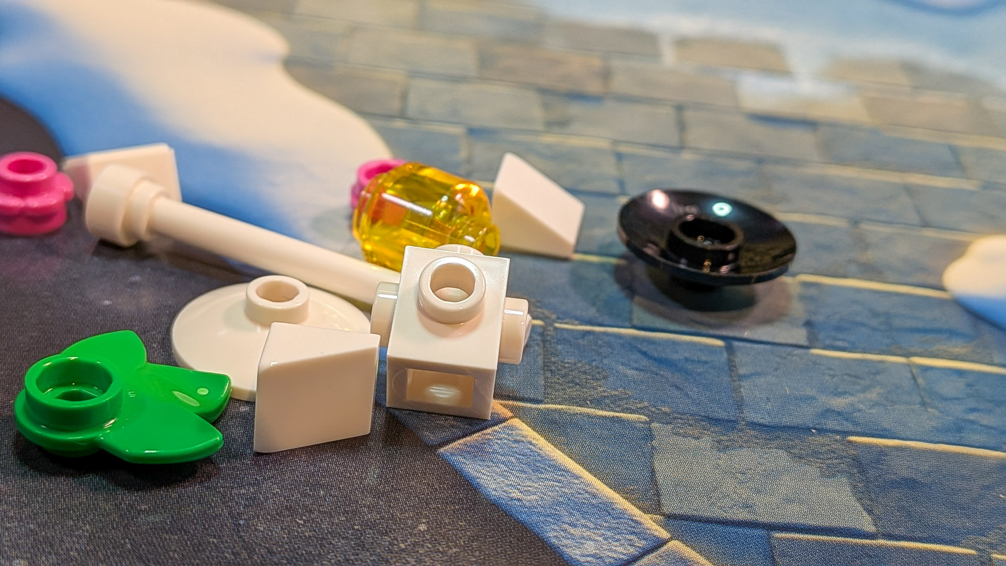 LEGO Marvel Advent Calendar 2026 Day 16: loose pieces